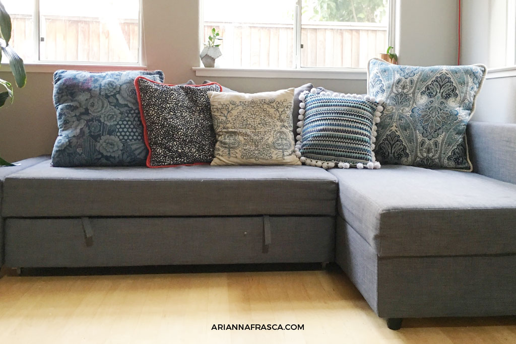https://ariannafrasca.com/wp-content/uploads/2018/12/How-to-Easily-Arrange-Pillows-on-Your-Sofa1.jpg